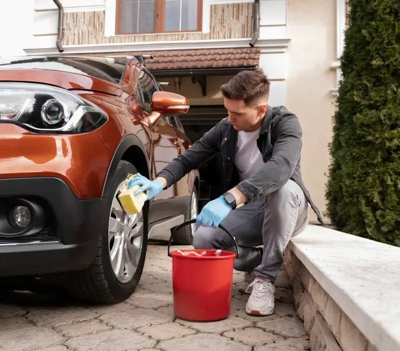 Lavage auto à domicile Cléry-le-Petit : professionnel intervenant sur un véhicule